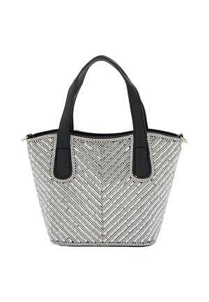 Sort håndtag tote taske med et tekstureret hvidt og sølv perle mønster, der har et chevron design og en lynlåslukning.