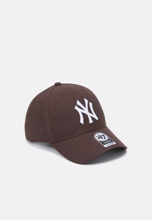 Casquette de baseball marron foncé avec logo brodé blanc "NY" sur le devant et autocollant "47 MVP Adjustable" sur la visière sur fond blanc.