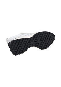 Biele tenisky s textúrovanou šedou podrážkou. Podrážka má zaoblený vzorovaný grip a detail značky, kontrastujúci s hladkým zvrškom.