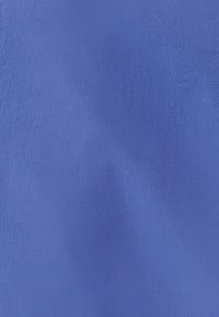 Tessuto blu solido con una finitura liscia e opaca. La superficie presenta una texture uniforme senza motivi o decorazioni.