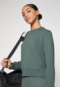 Nike Performance ONE CREW - Felpa - vintage green/black