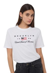 Terranova RICAMO COLLEGE - T-shirt con stampa - bianco ottico