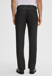 Pantaloni neri eleganti con tessuto testurizzato, design a gamba dritta, due tasche posteriori con bottoni e vita piatta.