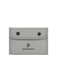 Grijze rechthoekige stoffen portemonnee met een flap die is beveiligd met twee zwarte drukknoopknoppen en een zwart "pactastic" logo aan de voorkant.