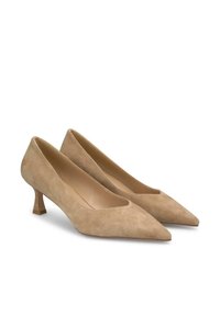 Zapatos de tacón altos de ante beige con punta afilada, tacón bajo y forro interior suave. Presentan líneas limpias y un diseño minimalista.