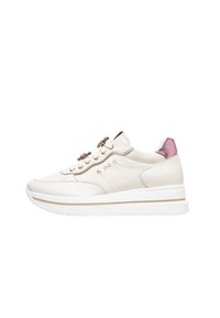 Sneaker bianco in pelle con colletto imbottito, accenti metallici e suola bianca spessa. Presenta lacci decorativi e un dettaglio del tallone rosa lucido.