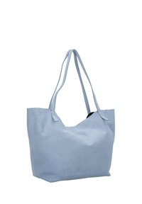 Borsa a spalla in suede azzurro chiaro con due manici, caratterizzata da un ampio scomparto principale e un design minimalista. Texture morbida.