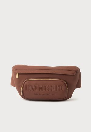 Pruun Love Moschino vöökott kuldsete lukkude ja reljeefse logoga, millel on esimesel taskul kiri "Made with love".