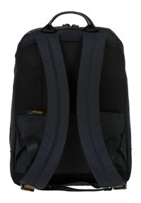 Zaino in tessuto nero con spallacci imbottiti in rete. Dotato di una maniglia superiore e scomparti con cerniera per la conservazione.