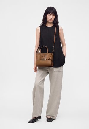 Armani Exchange, SUSY TOTE - Käekott - camel