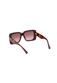 Gafas de sol de carey marrón con montura cuadrada, lentes degradados en rosa y patillas delgadas con detalles de hardware dorado.