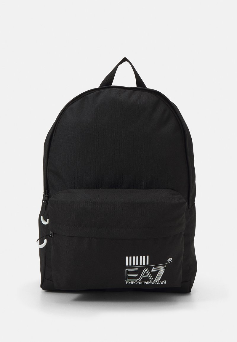 Zaino nero con forma arrotondata. Realizzato in tessuto resistente, presenta una tasca frontale con cerniera e dettagli con il logo. Accentuato da una maniglia superiore.