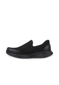 Crne slip-on cipele s mrežastim gornjim dijelom, glatkim kožnim akcentima, okruglim prstima i teksturiranom potplatom, dizajnirane za udobnost i lakoću nošenja.