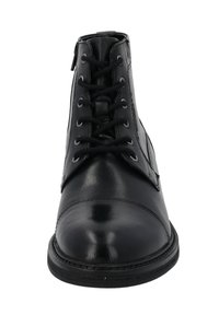 Botín negro de cuero hasta el tobillo con cordones en la parte frontal, puntera redonda, textura suave y diseño de panel lateral en contraste. Sin marcas visibles ni patrones.