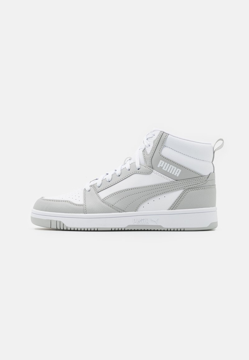 Baskets montantes blanches et grises Puma avec lacets, logo sur le côté et semelle texturée, vues de l'extérieur sur un fond uni.