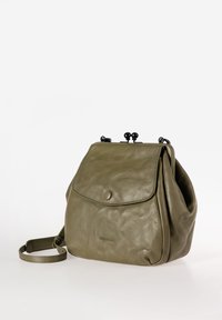 Borsa in pelle verde oliva con chiusura a pattina, forma arrotondata e tracolla regolabile. Presenta una texture liscia e un logo discreto sul lato.