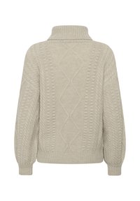 Helles beiges Strickpullover mit hohem Kragen, der ein strukturiertes Zopfmuster und gerippte Bündchen aufweist. Die Rückseite zeigt ein Rautenmuster.