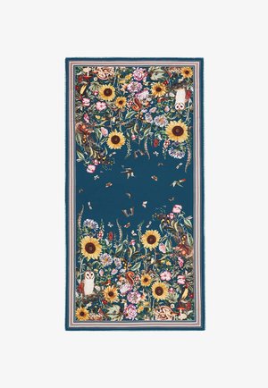 Tkanina z wzorami roślinnymi i zwierzęcymi, z słonecznikami, sowami, wiewiórkami, ptakami, motylami i grzybami na niebieskim tle z paskowanym obrzeżem.