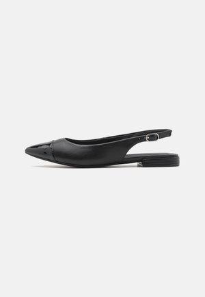 Czarny płaski but typu slingback z pointed, lakierowanym noskiem, skórzaną cholewką, małym paskiem z klamrą oraz niskim, warstwowym obcasem na białym tle.