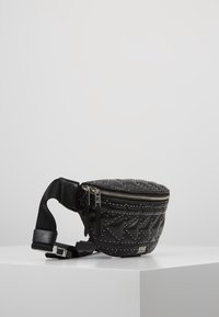 Musta tikattu nahkavyölaukku, jossa on hopeiset niitit, tuplavetoketju, säädettävä musta hihna ja hopeinen "Karl"-logo edessä.