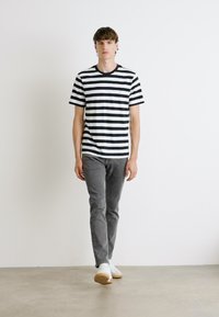 Tommy Hilfiger ESSENTIAL TEE - T-shirt basic - desert sky/white