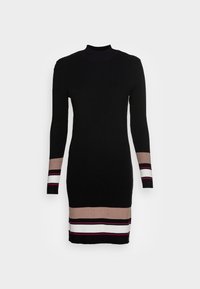 Robe noire en maille côtelée avec un col montant, des manches longues, et des rayures beige, blanches et bordeaux à l'ourlet et aux poignets.