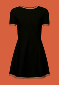 Svart klänning med kort ärm och utsvängd kjol, med en kontrasterande brun ribbad krage och ärmslut. Slät textur genom hela plagget.