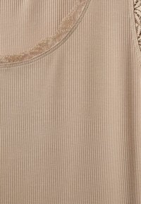 Bež prugasta majica bez rukava s okruglim izrezom i čipkastim rubom. Tkanina ima mekanu teksturu i suptilan sjaj, a obiluje uskim vertikalnim prugama.