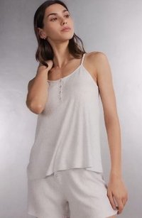 Světle šedý žebrovaný top na ramínka s volným střihem, s knoflíkovým zapínáním vpředu a tenkými ramínky, doplněný o odpovídající šortky. Hladká struktura látky.