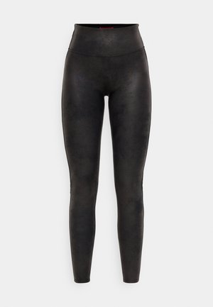 Fekete, magas derekú leggings sima, rugalmas anyagból, matt felülettel, látható varratok és minimális részletek nélkül.