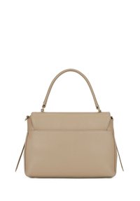 Sac à main en cuir beige au design structuré, avec une poignée supérieure arrondie et des ferrures dorées. Comprend un rabat pliant et des coutures latérales.