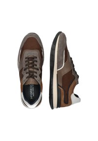 Bruine en grijze sportschoenen van suede en mesh, met een vetersluiting, ronde neus en rubberen zool met accenten.