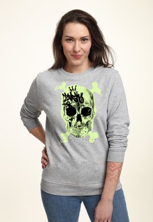 Grauer Kapuzenpullover mit einem großen schwarzen Totenkopf-Graphic und neongrünen Akzenten sowie gekreuzten Knochen. Weicher Stoff, gerippte Ärmelbündchen und Saum.