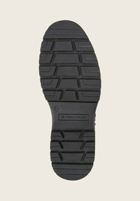 Zwarte rubberen zool met een gestructureerd loopvlak, voorzien van een afgeronde hak en gegraveerd logo. Maat 45 gemarkeerd aan de zijkant.