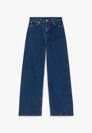 Dunkelblaue, weite Jeans aus Denim mit Vordertaschen, Gürtelösen, Knopfverschluss und sichtbaren Nähten auf weißem Hintergrund.