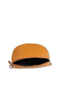 Ronde, met rits afsluitbare portemonnee gemaakt van gestructureerd oranje leer; voorzien van een gladde rits en een contrasterende zwarte binnenkant.