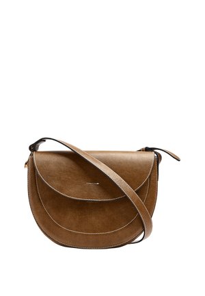 Brązowa skórzana torba na ramię z zakrzywioną klapką, białymi przeszyciami i regulowanym paskiem na ramię na białym tle.