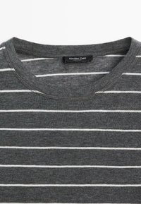 Szara bawełniana koszulka z białymi poziomymi paskami, okrągłym dekoltem i metką z napisem "Massimo Dutti" blisko szwu na szyi.