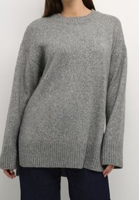 Pull gris en maille avec encolure ronde, poignets et ourlet côtelés, coupe décontractée et texture douce, conçu pour le confort et la chaleur.