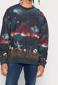 Zwarte sweatshirt met een levendige print van een sterrenstelsel en berglandschap. Beschikt over bloemachtige accenten aan de onderrand en een ribgebreide halslijn en manchetten.
