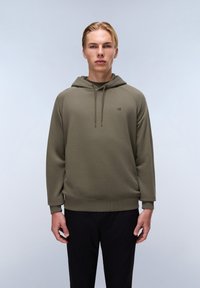 Felpa con cappuccio verde oliva con tasca frontale, polsini e orlo a coste. Presenta lacci con estremità metalliche e un piccolo logo sul petto.