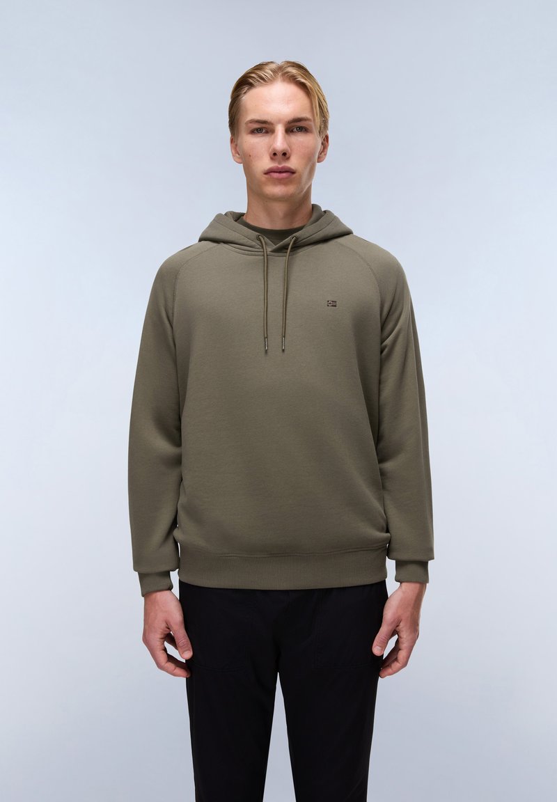 Felpa con cappuccio verde oliva con tasca frontale, polsini e orlo a coste. Presenta lacci con estremità metalliche e un piccolo logo sul petto.