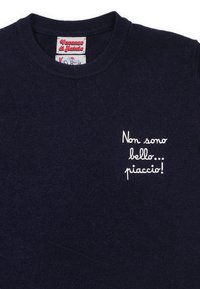 Marineblauer Strickpullover mit Rundhalsausschnitt; verfügt auf der linken Seite über weißen, gestickten Text: "Non sono bello... piaccio!"