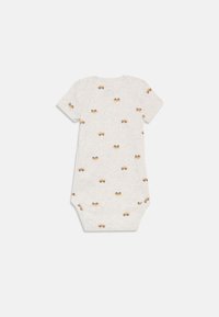 Korte mouwen baby rompertje van lichtgrijze katoen, met een herhaald patroon van kleine gele en zwarte vrachtwagens, met drukknoopsluiting onderaan.