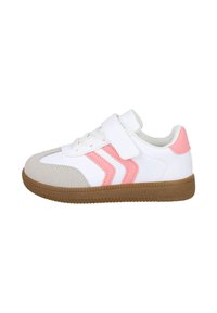 Zapatilla blanca con un acento rosa que presenta una correa de velcro, puntera redonda y suela de goma texturizada. Material suave con detalles en gris contrastantes.