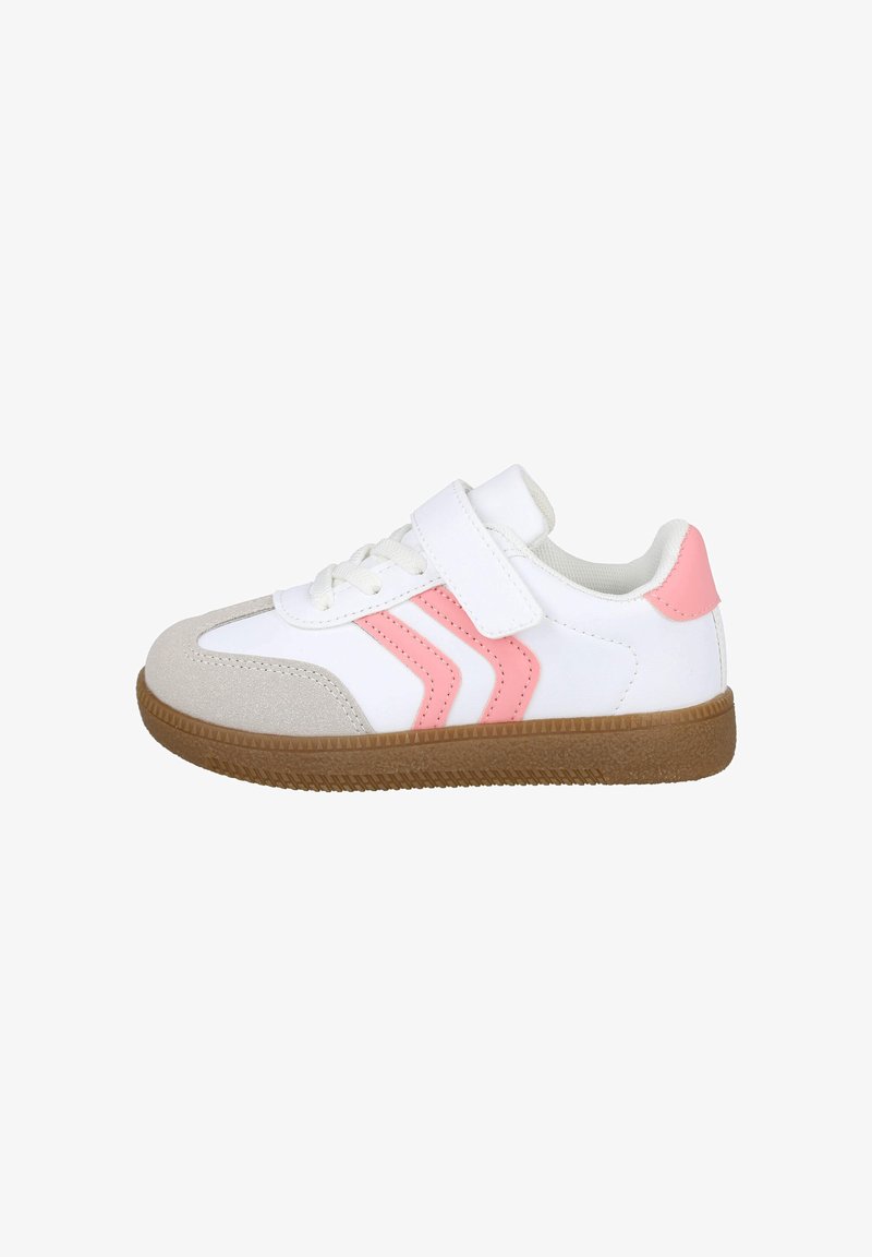 Zapatilla blanca con un acento rosa que presenta una correa de velcro, puntera redonda y suela de goma texturizada. Material suave con detalles en gris contrastantes.