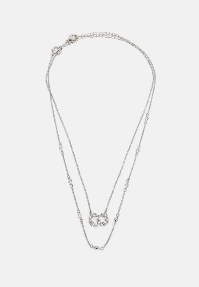 Silberne geschichtete Halskette mit zwei Ketten, eine davon mit einem geometrischen Anhänger, der von kleinen klaren Kristallen akzentuiert wird, und einem Karabinerverschluss.