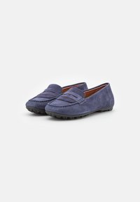 Sinised sametist loafers esitlevad mokassiini disaini, erinevaid tekstuure ja kummist tallat, millel on väikesed nupud libisemise vältimiseks. Erakordsete aktsentideta.