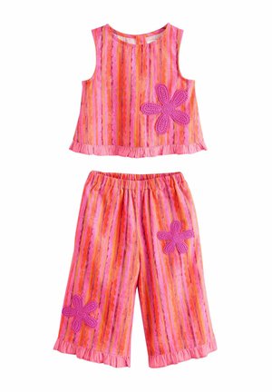 Ärmelloses Oberteil und Hosen-Set mit weitem Bein in rosa, orange und roten vertikalen Streifen, mit rosa gehäkelten Blumenapplikationen und gerafften Säumen.