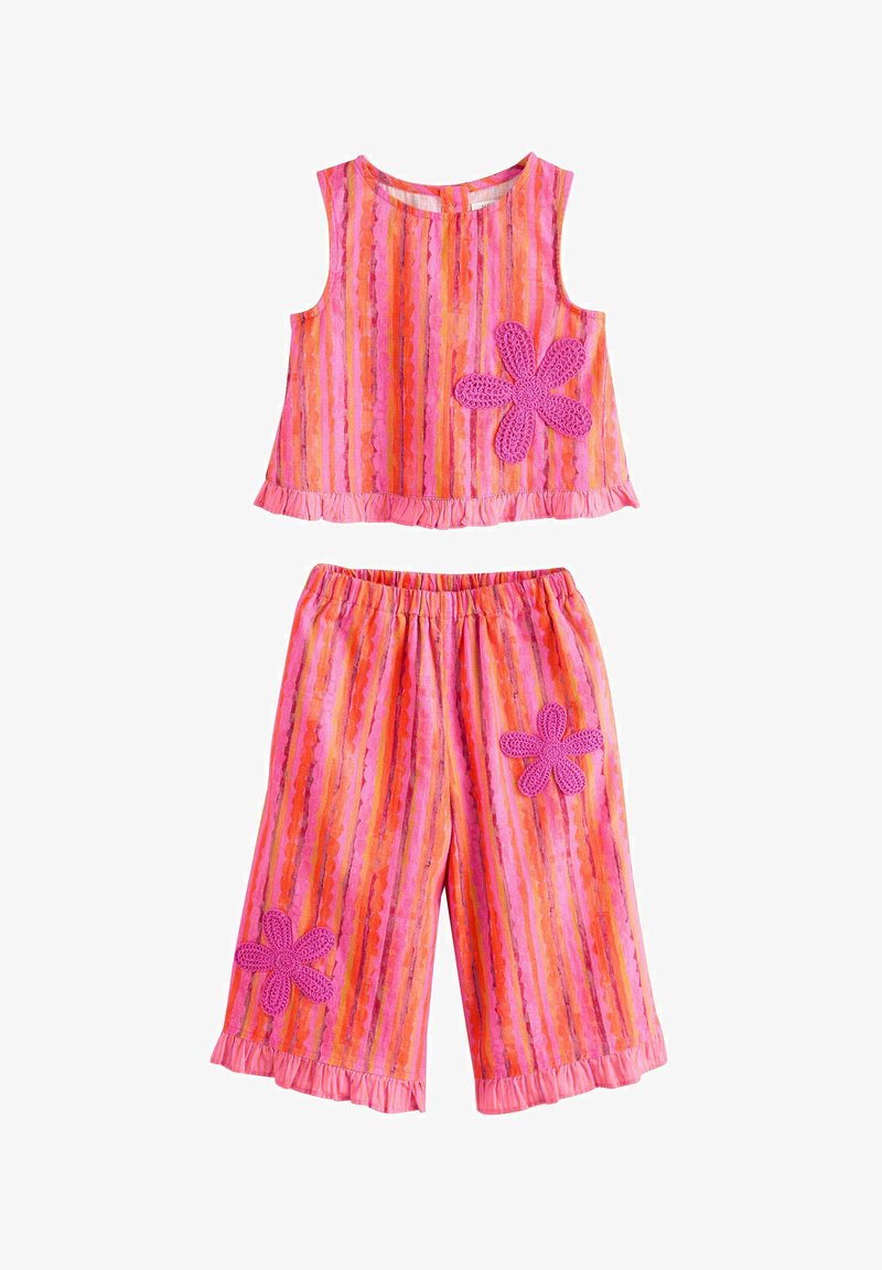 Conjunto de top sin mangas y pantalones de pierna ancha con rayas verticales en rosa, naranja y rojo, con aplicaciones de flores de crochet en rosa y dobladillos con volantes.
